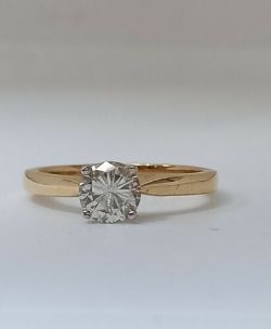 0.66CT DIAMOND ENGAGEMENT RING/18CT YELLOW GOLD IN GIFT BOX + VALUATION CERTIFICATE OF £2695