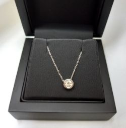 0.25 BRILLIANT CUT DIAMOND PENDANT IN 9CT WHITE GOLD IN GIFT BOX WITH VALUATION CERTIFICATE OF £1795