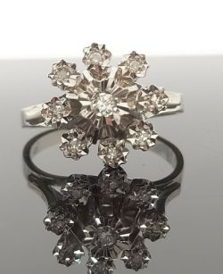 18CT WHITE GOLD DIAMOND CLUSTER DRESS RING IN GIFT BOX WITH VALUATION CERTIFICATE OF £1980