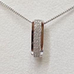 0.10CT DIAMOND RECTANGLE SHAPED PENDANT/18CT WHITE GOLD + GIFT BOX + VALUATION CERT OF £895