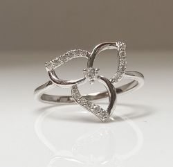 0.35CT DIAMOND DRESS RING/FLOWER DESIGN/9CT WHITE GOLD IN GIFT BOX + VALUATION CERTIFICATE OF £795
