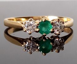 0.40CT DIAMOND & 0.20CT EMMERALD THREE STONE RING/YELLOW GOLD + GIFT BOX + VALUATION CERT OF £2500