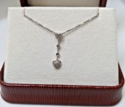 0.24CT DIAMOND HEART SHAPED PENDANT/9CT WHITE GOLD IN GIFT BOX WITH VALUATION CERTIFICATE OF £850