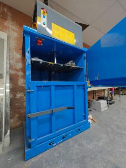 LSM VERTICAL BAILING PRESS WR450H UP TO 8TONNE - 30 SECONDS - APPEARS ALMOST NEW -(NO VAT ON HAMMER)