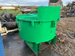 750L CAPACITY MIXER: NEWLY PAINTED, PTO DRIVEN