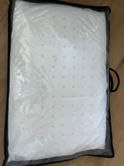 LOT CONTAINING 10 X BRAND NEW MEMORY FOAM PILLOWS RRP OF £39.00 EACH