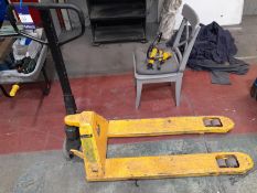Unknown 2500kg capacity pallet truck