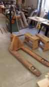 2,000kg Hand Hydraulic Pallet Truck