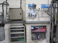 Quantity bulbs and clips to 3 racks