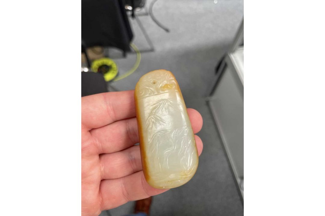 THREE CHINESE CARVED JADE PENDANTS - Image 5 of 8