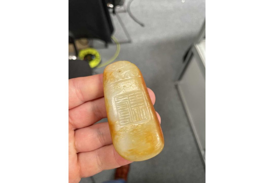 THREE CHINESE CARVED JADE PENDANTS - Image 4 of 8