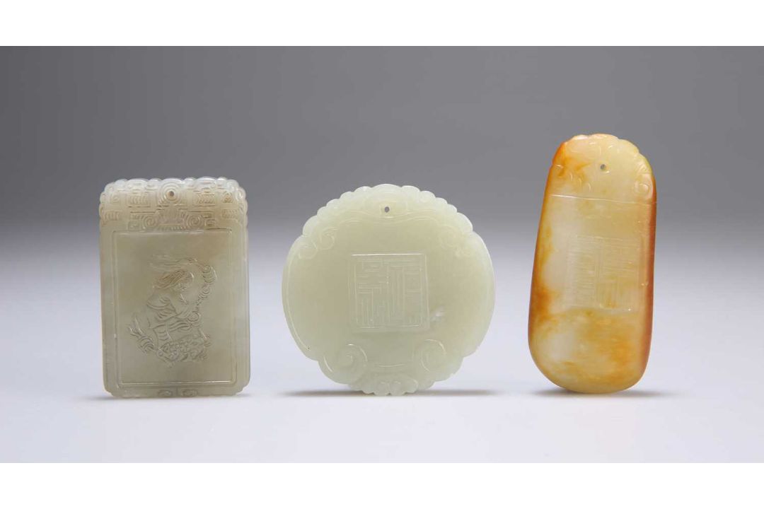 THREE CHINESE CARVED JADE PENDANTS - Image 2 of 8