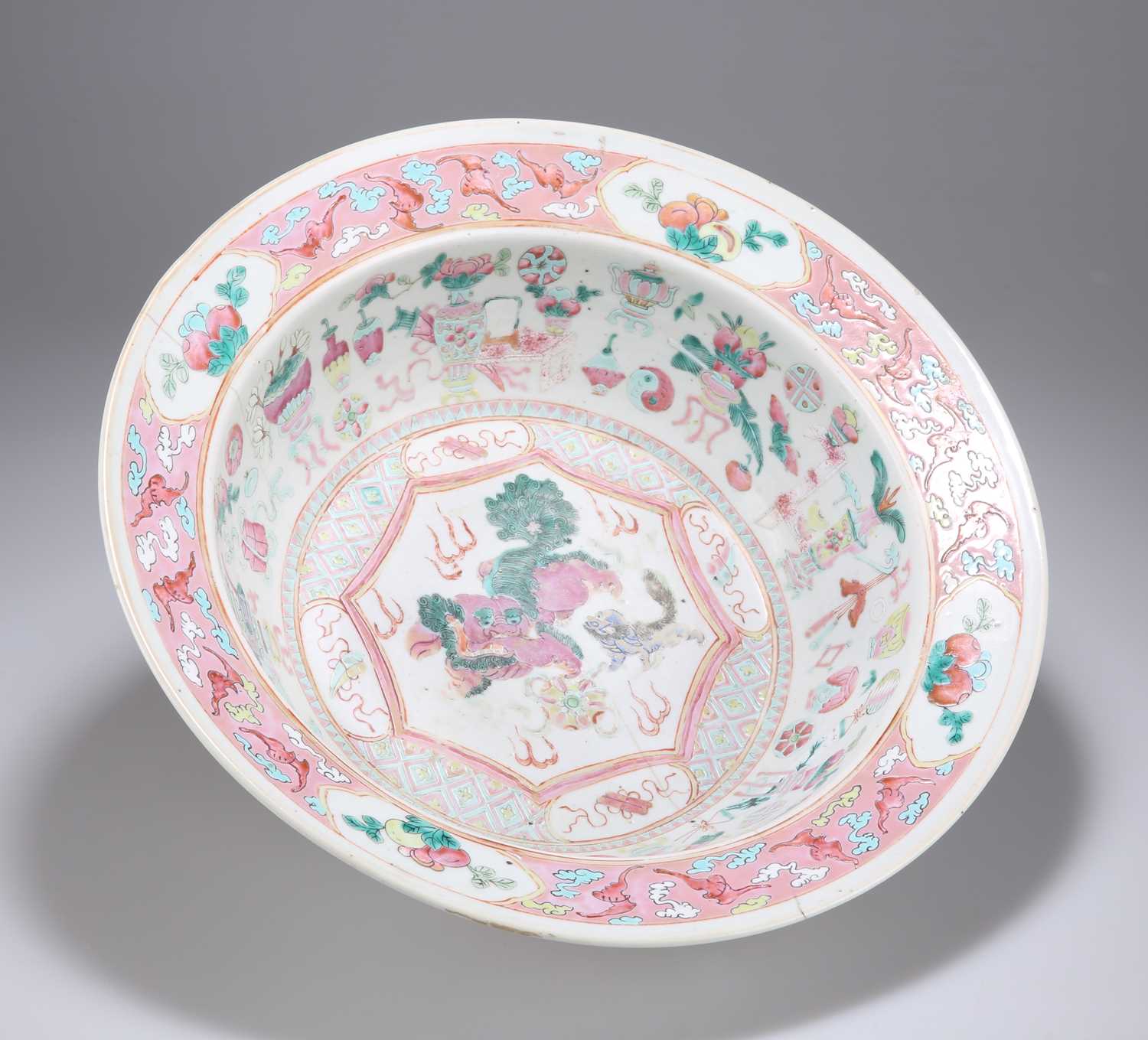 A 19TH CENTURY CHINESE FAMILLE ROSE BASIN - Image 2 of 3