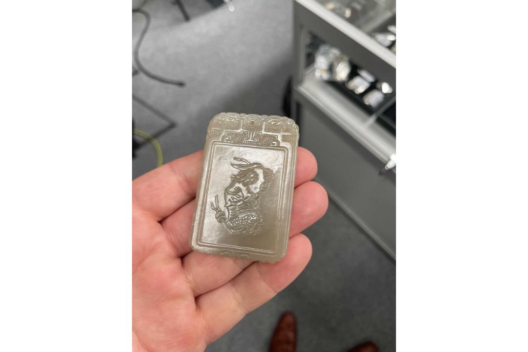 THREE CHINESE CARVED JADE PENDANTS - Image 7 of 8