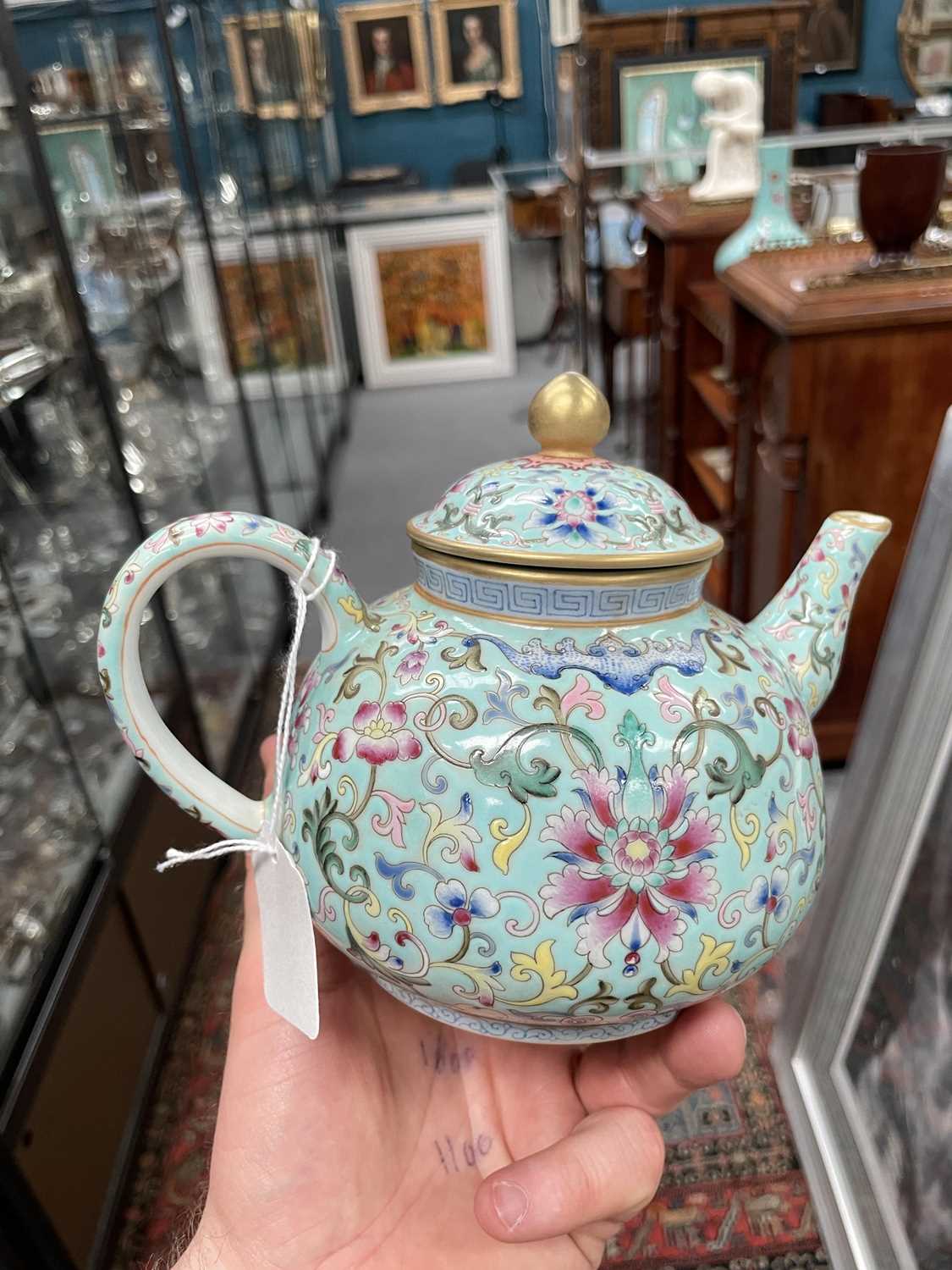 A CHINESE FAMILLE ROSE TEAPOT - Image 6 of 7