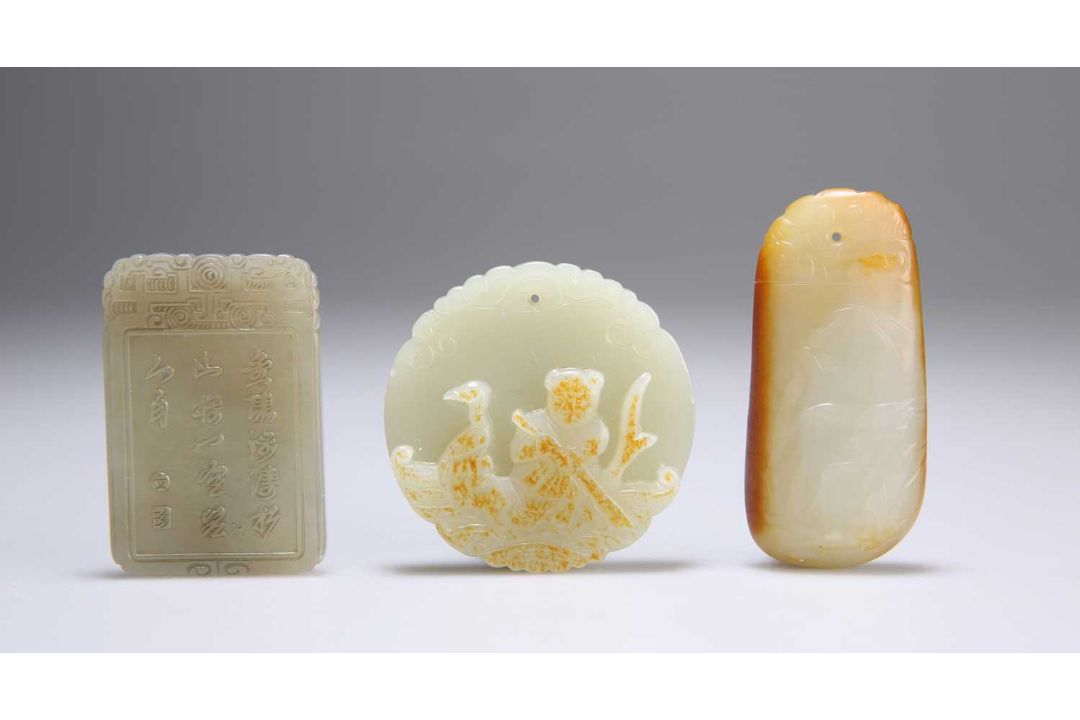 THREE CHINESE CARVED JADE PENDANTS - Image 1 of 8