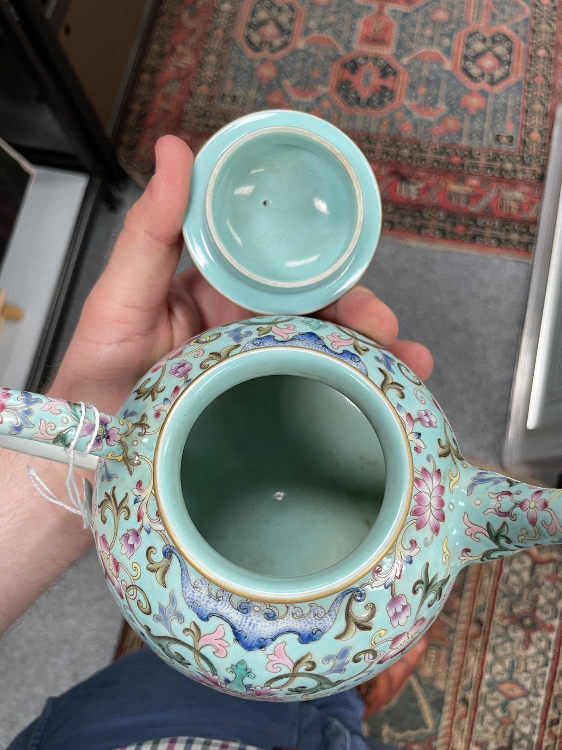 A CHINESE FAMILLE ROSE TEAPOT - Image 7 of 7