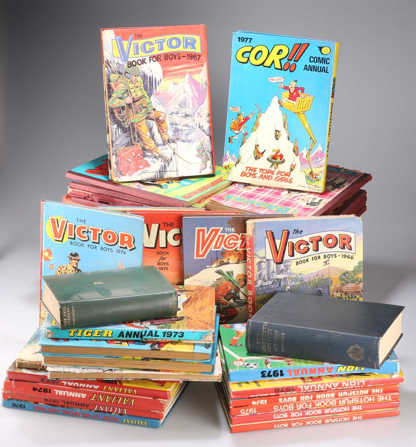 A QUANTITY OF VINTAGE CHILDREN'S ANNUALS