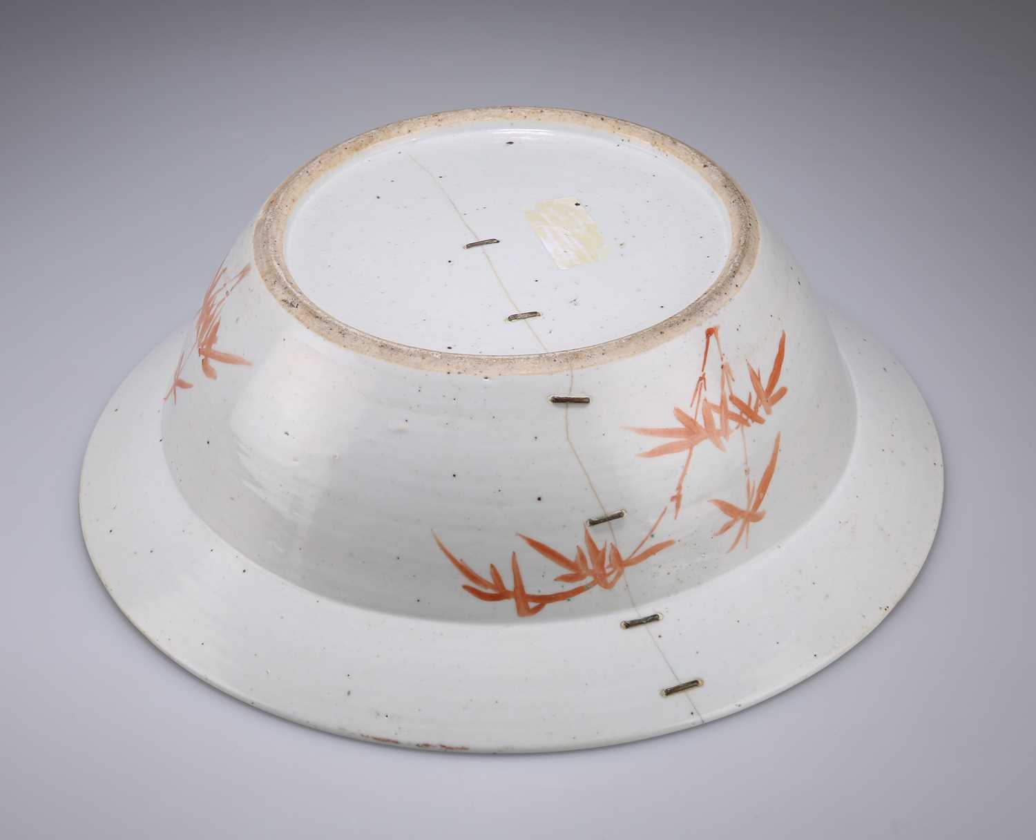 A 19TH CENTURY CHINESE FAMILLE ROSE BASIN - Image 3 of 3