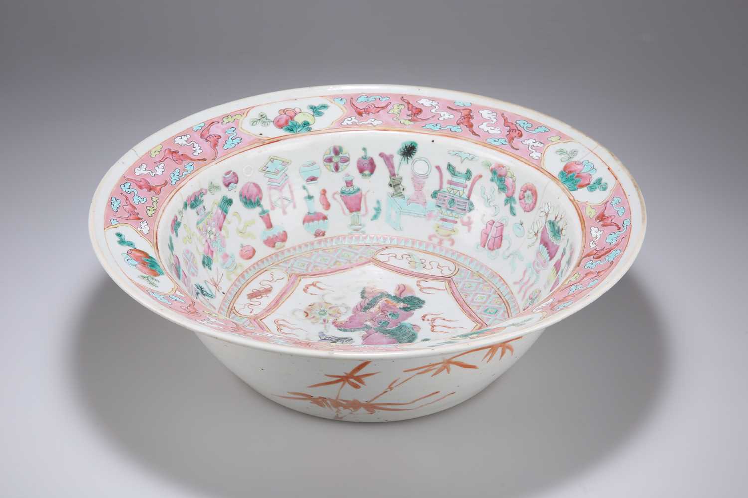 A 19TH CENTURY CHINESE FAMILLE ROSE BASIN