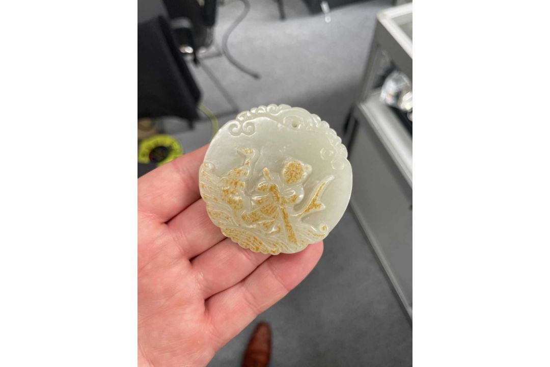 THREE CHINESE CARVED JADE PENDANTS - Image 3 of 8