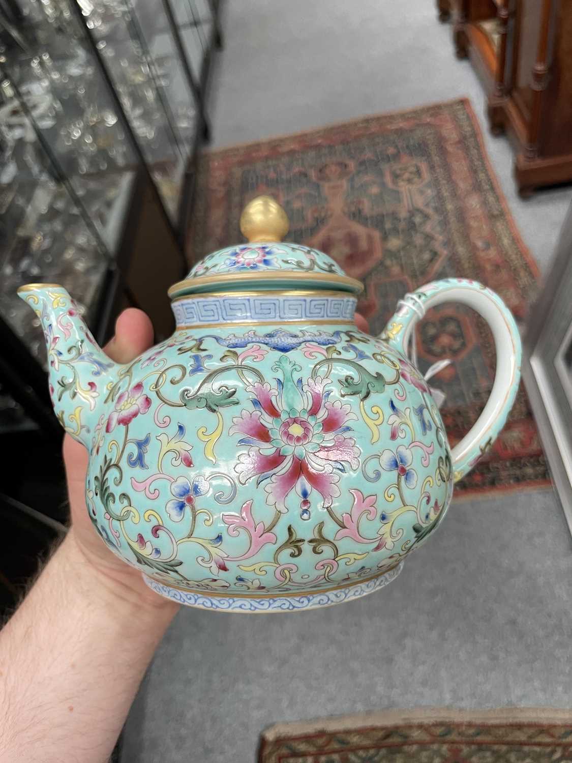 A CHINESE FAMILLE ROSE TEAPOT - Image 5 of 7