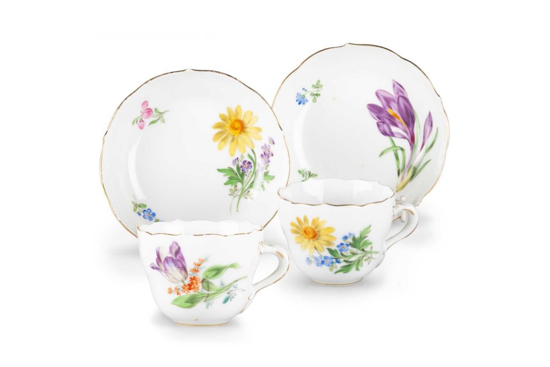 A PAIR OF MEISSEN CUPS AND SAUCERS