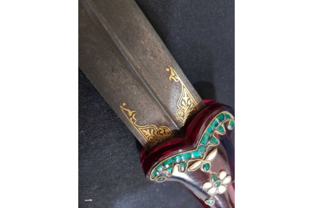 AN INLAID RED CRYSTAL-HILTED DAGGER, MUGHAL, INDIA, 18TH-19TH CENTURY - Image 3 of 15