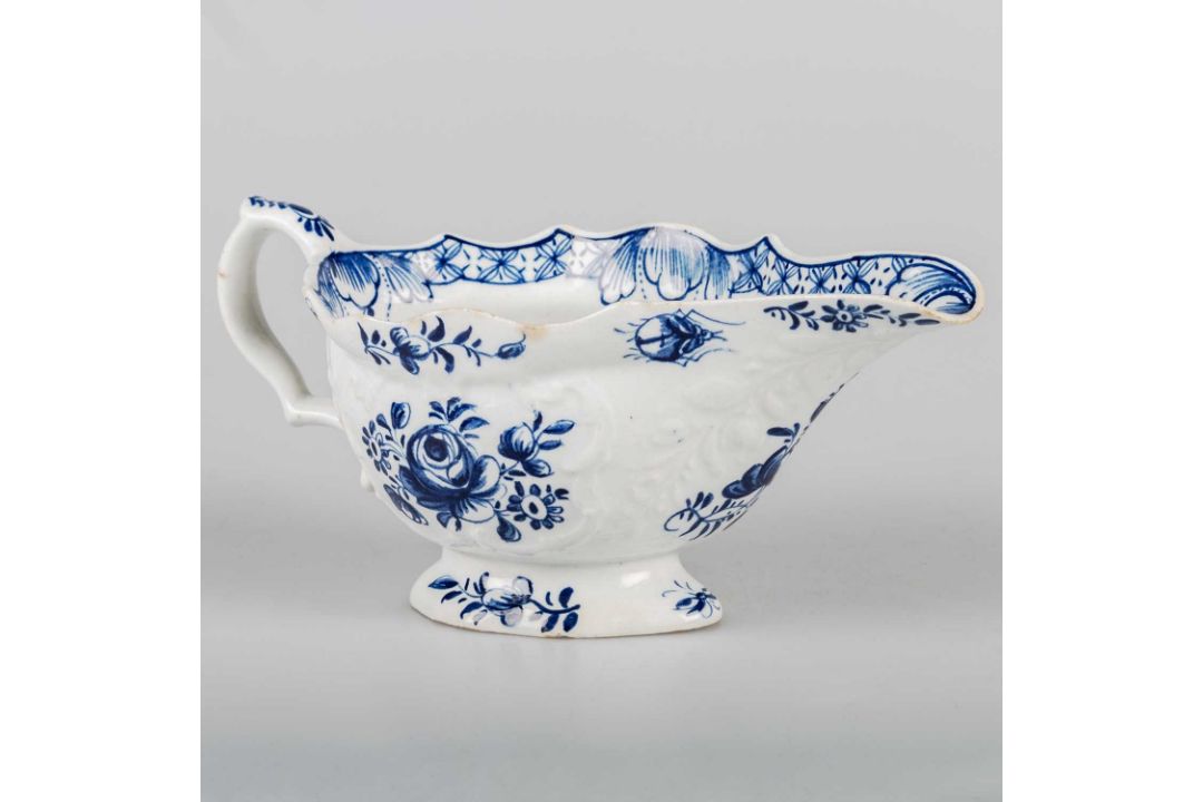 A BOW SAUCEBOAT, CIRCA 1765 - Image 1 of 2