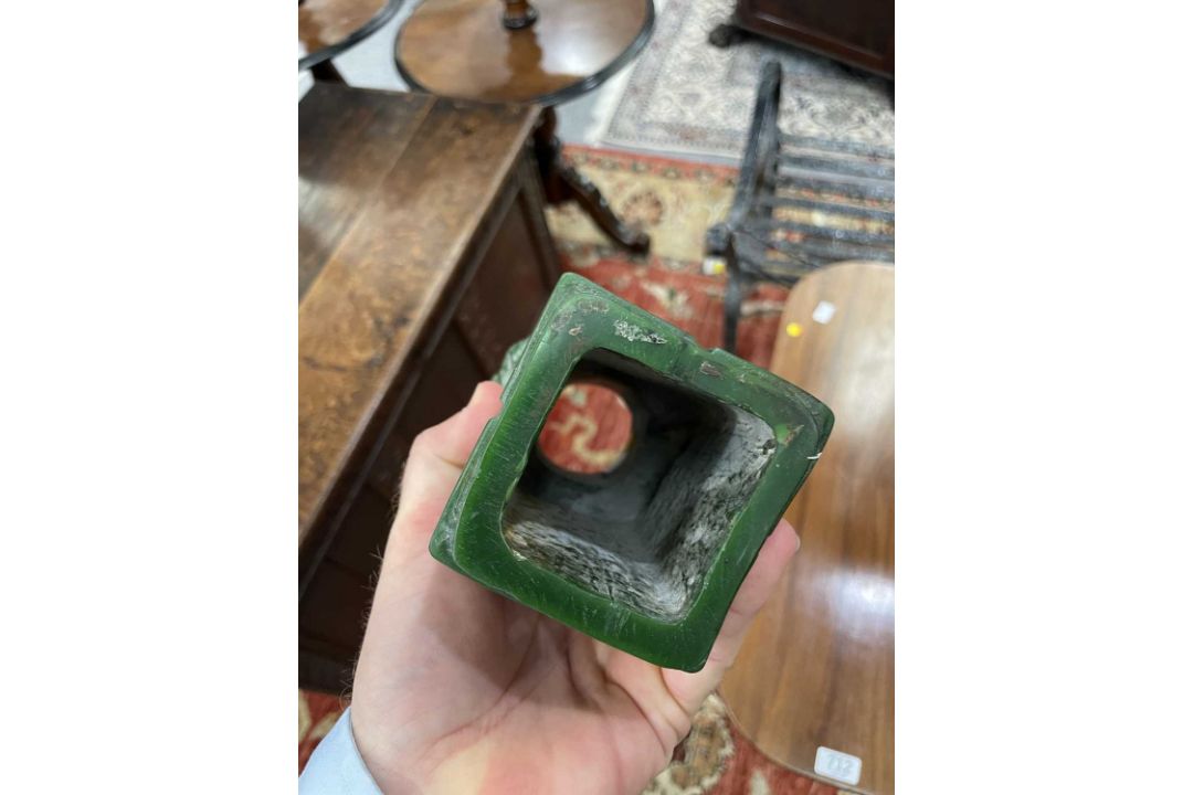 A CHINESE GREEN-COLOURED VASE - Image 2 of 6