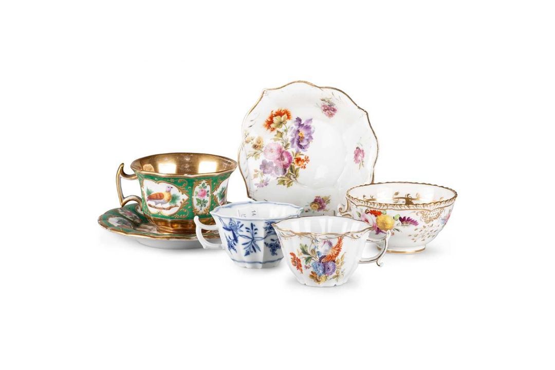 A COLLECTION OF 19TH CENTURY AND LATER PORCELAIN - Image 1 of 2