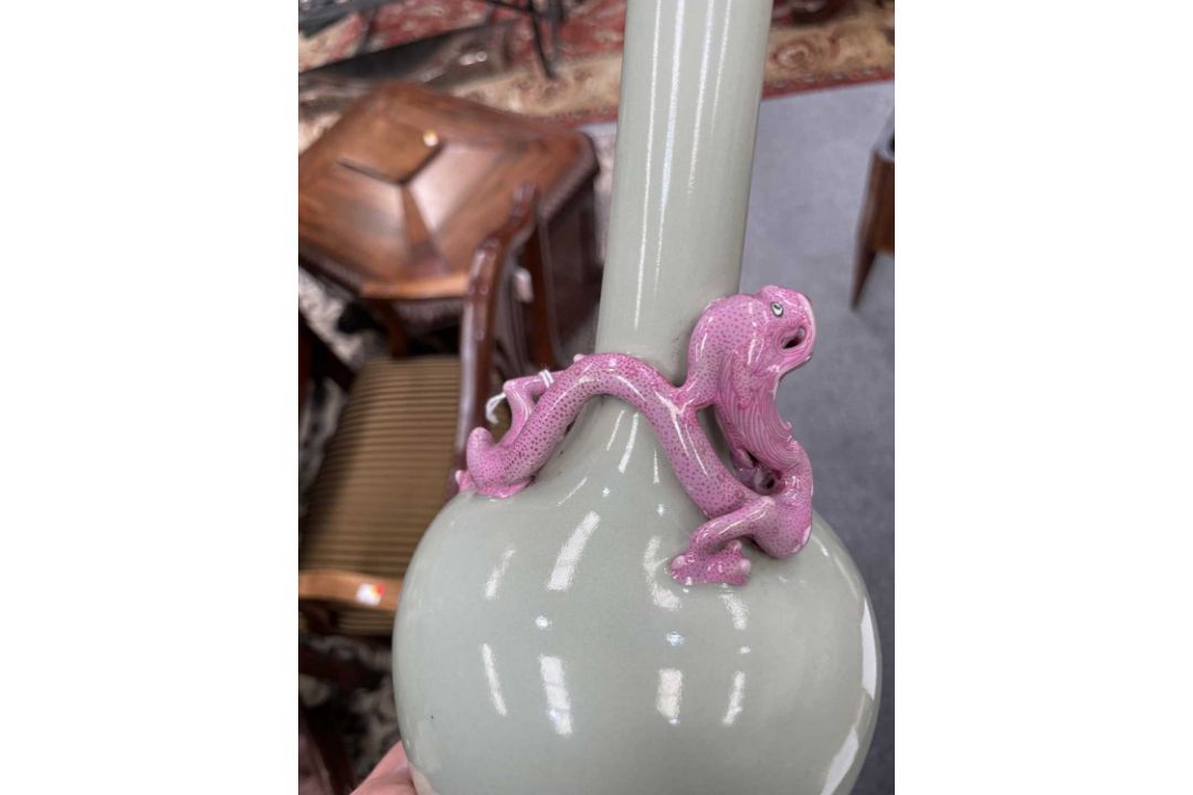 A CHINESE POWDER-GREEN GLAZED BOTTLE VASE - Image 7 of 7