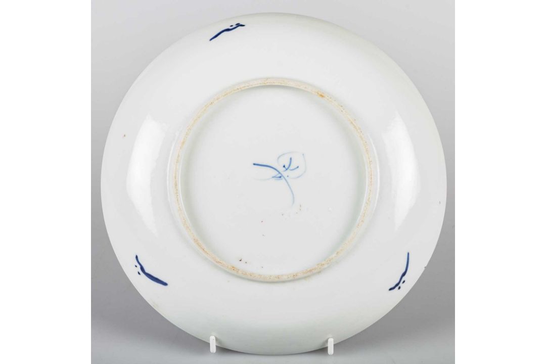 A CHINESE KANGXI BLUE AND WHITE DISH - Image 2 of 2