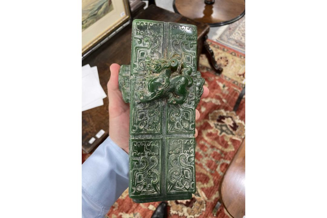 A CHINESE GREEN-COLOURED VASE - Image 3 of 6