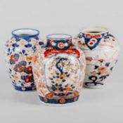 THREE JAPANESE IMARI PORCELAIN JARS/VASES
