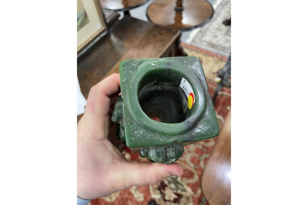 A CHINESE GREEN-COLOURED VASE - Image 4 of 6