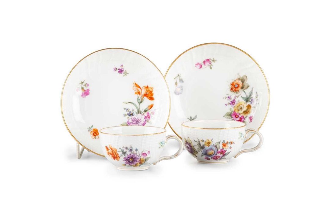 A PAIR OF KPM BERLIN PORCELAIN CUPS AND SAUCERS
