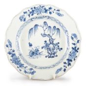 AN 18TH CENTURY CHINESE BLUE AND WHITE DISH