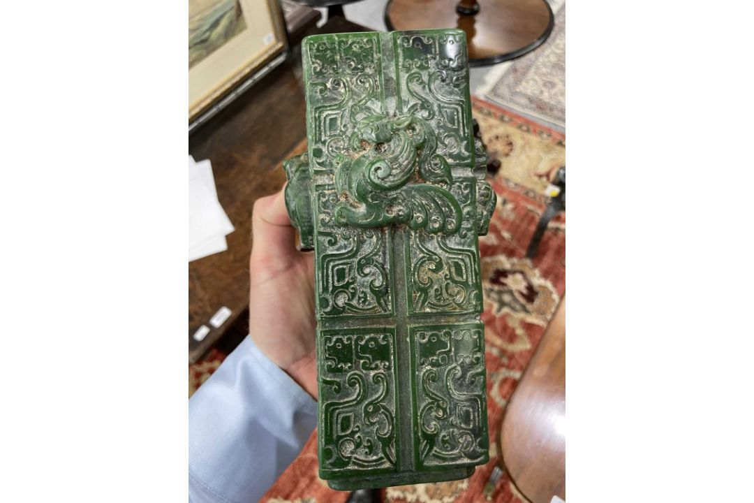 A CHINESE GREEN-COLOURED VASE - Image 6 of 6