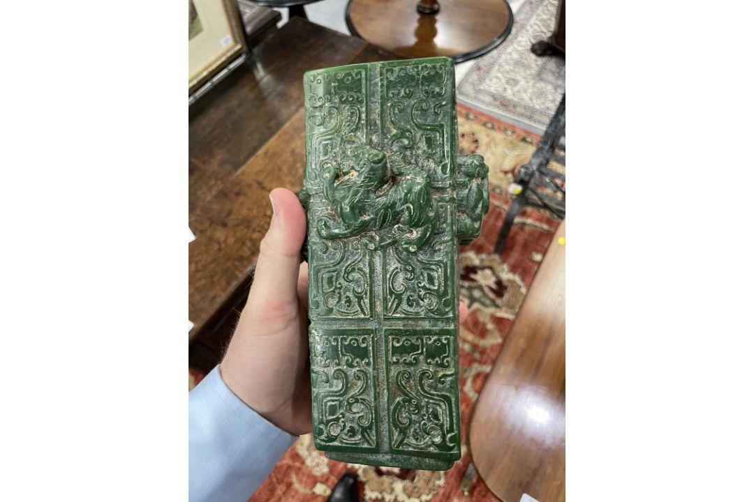 A CHINESE GREEN-COLOURED VASE - Image 5 of 6