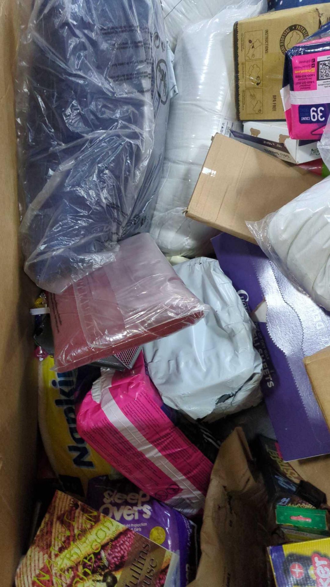 decor pads, yacker tracker, pillows, plastic bags, wireless speakers, lint rollers, accessories, hom - Image 5 of 8