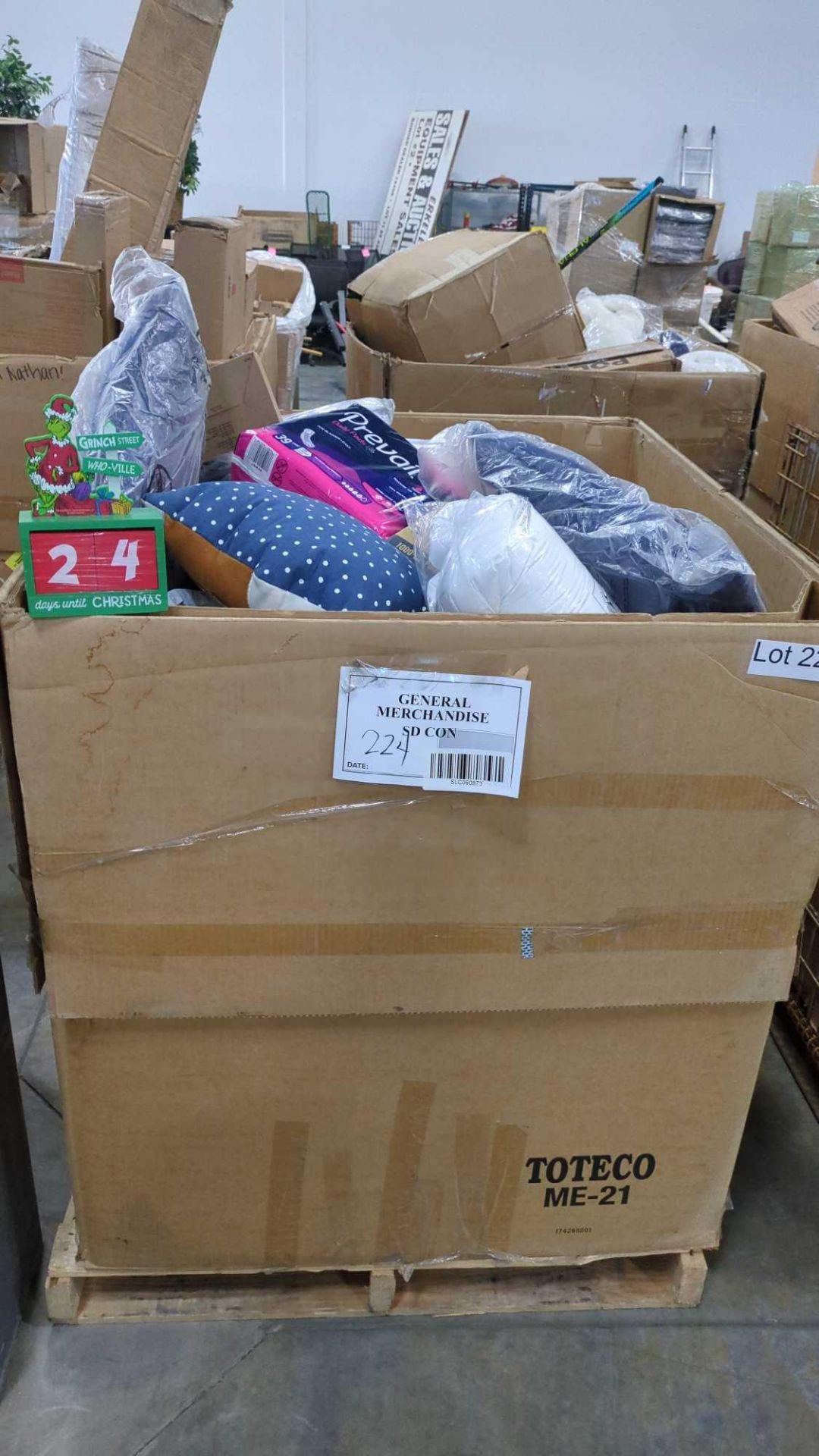 decor pads, yacker tracker, pillows, plastic bags, wireless speakers, lint rollers, accessories, hom - Image 2 of 8