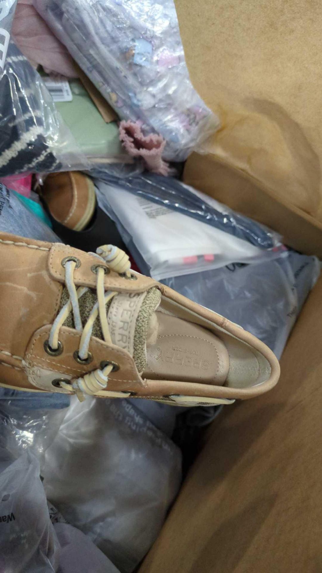 clothing and shoes - Image 11 of 13