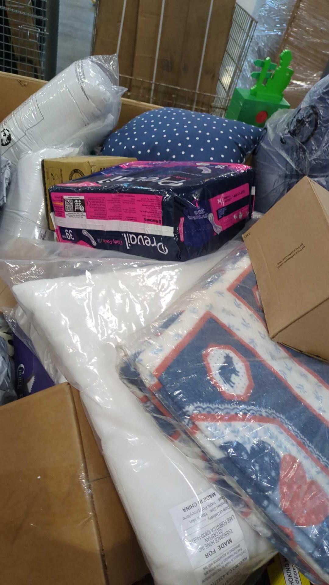 decor pads, yacker tracker, pillows, plastic bags, wireless speakers, lint rollers, accessories, hom - Image 8 of 8