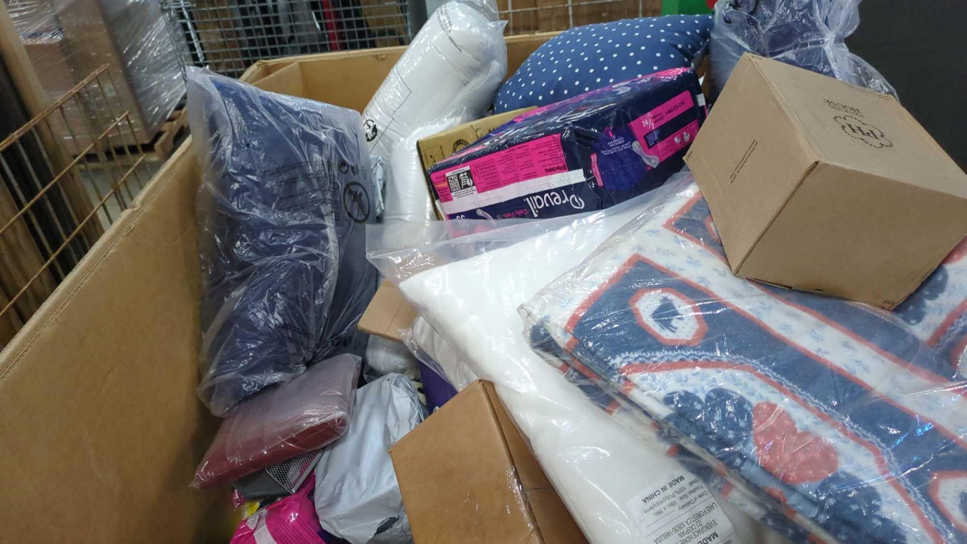 decor pads, yacker tracker, pillows, plastic bags, wireless speakers, lint rollers, accessories, hom - Image 4 of 8