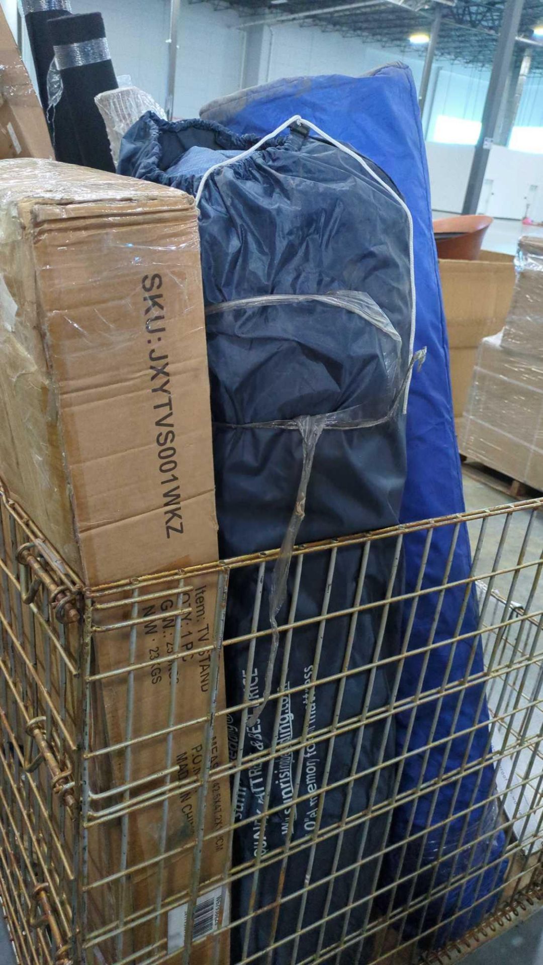 mattresses, rugs and other tall items - Image 3 of 5