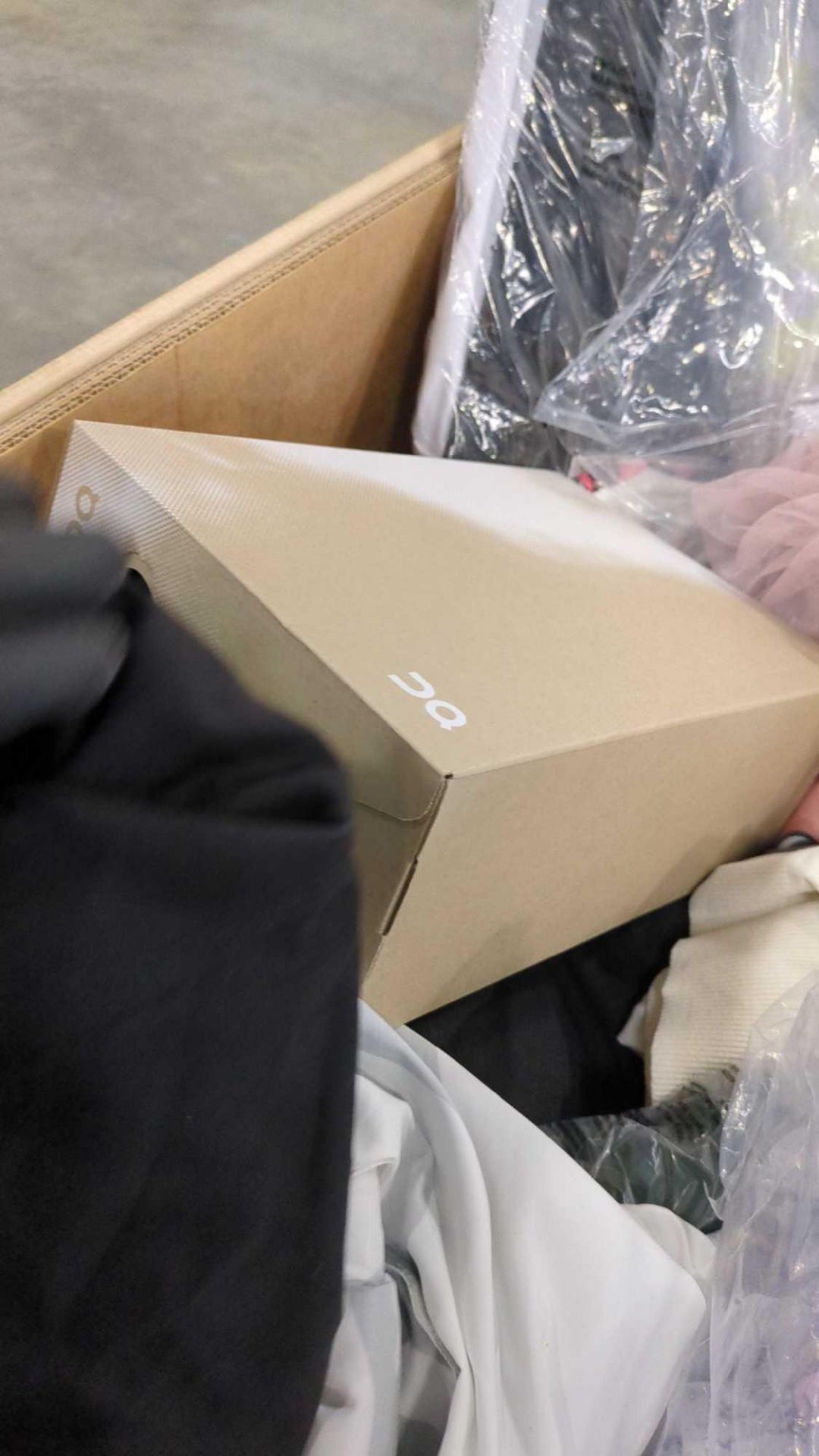clothing and shoes - Image 5 of 13