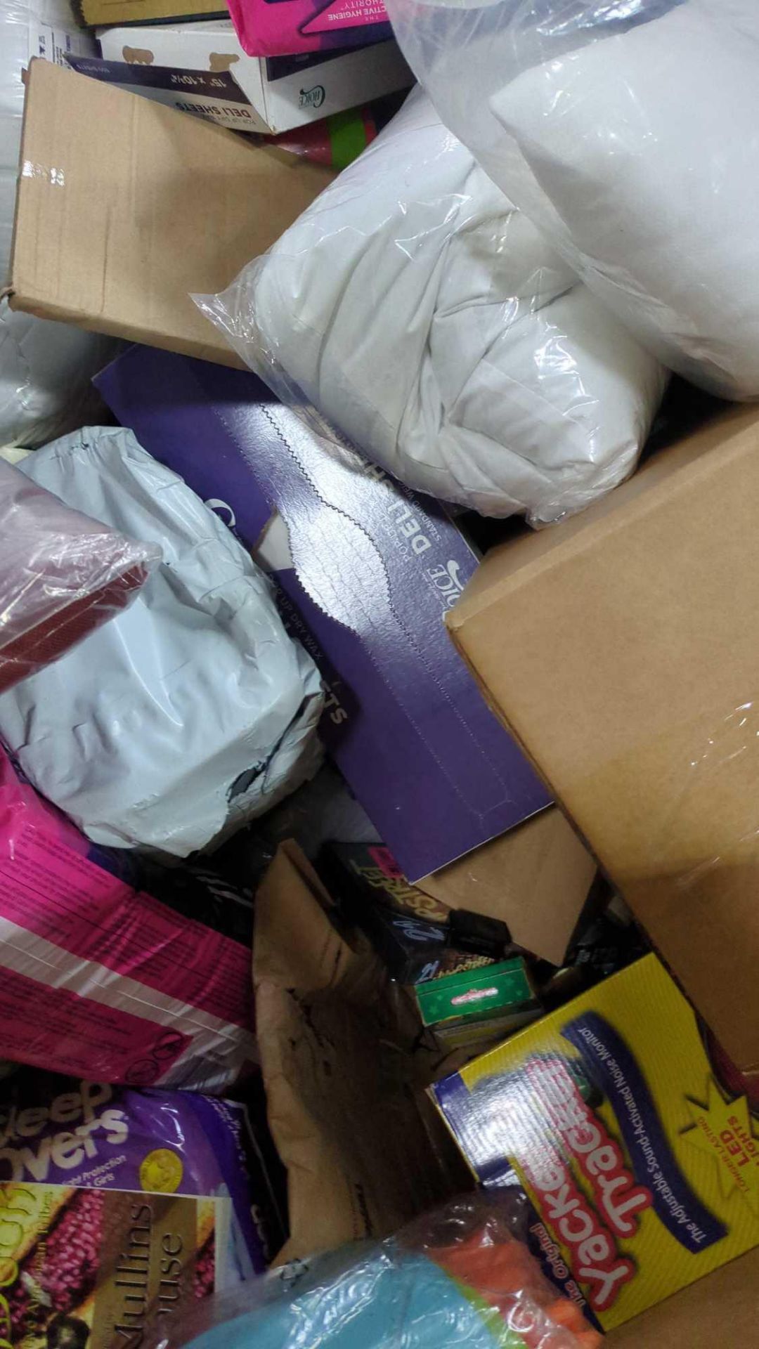 decor pads, yacker tracker, pillows, plastic bags, wireless speakers, lint rollers, accessories, hom - Image 6 of 8