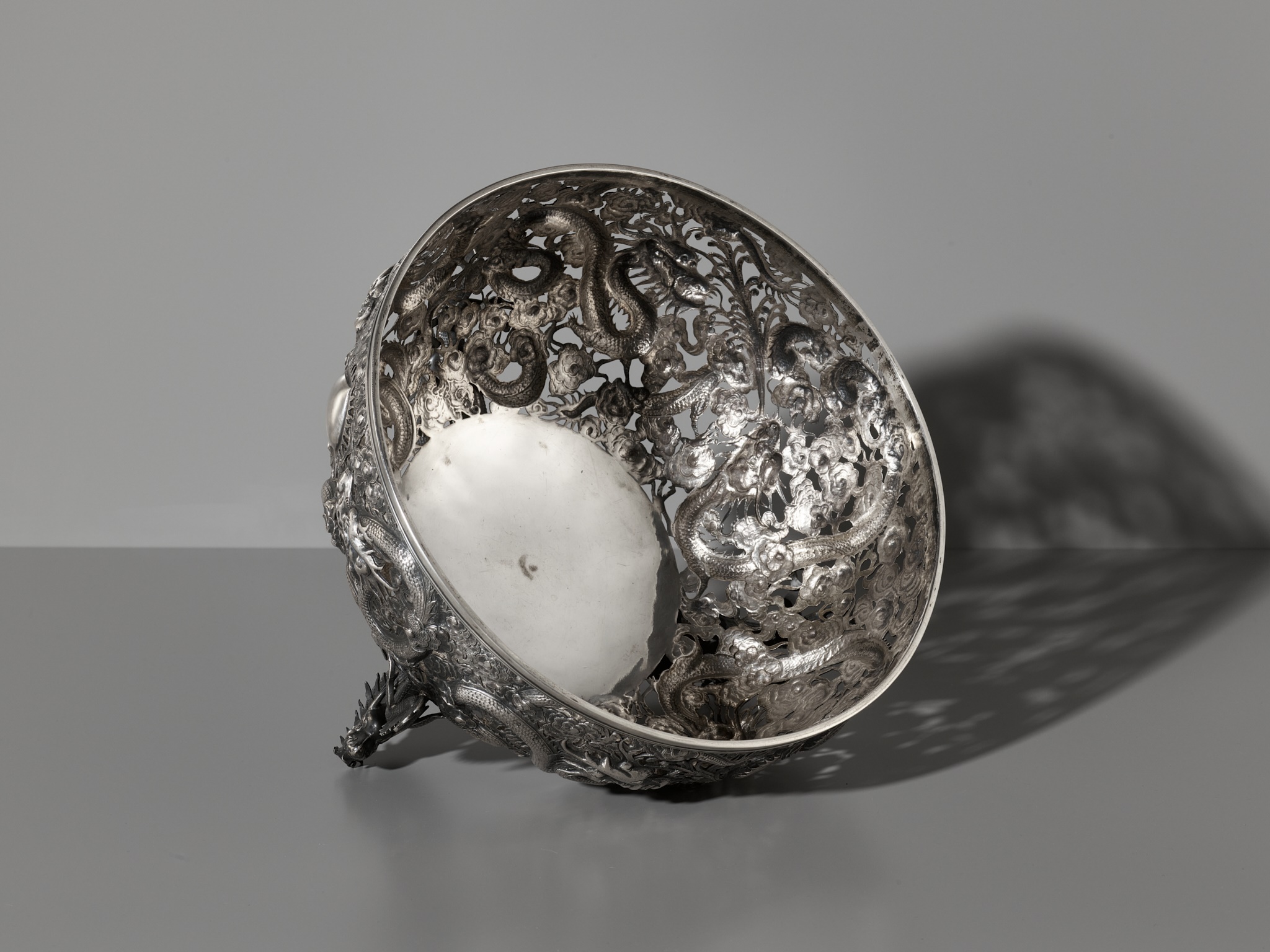 A LARGE SILVER 'DRAGON' RETICULATED PUNCH BOWL, MARKS OF SUI CHANG AND WANG HING - Image 16 of 17