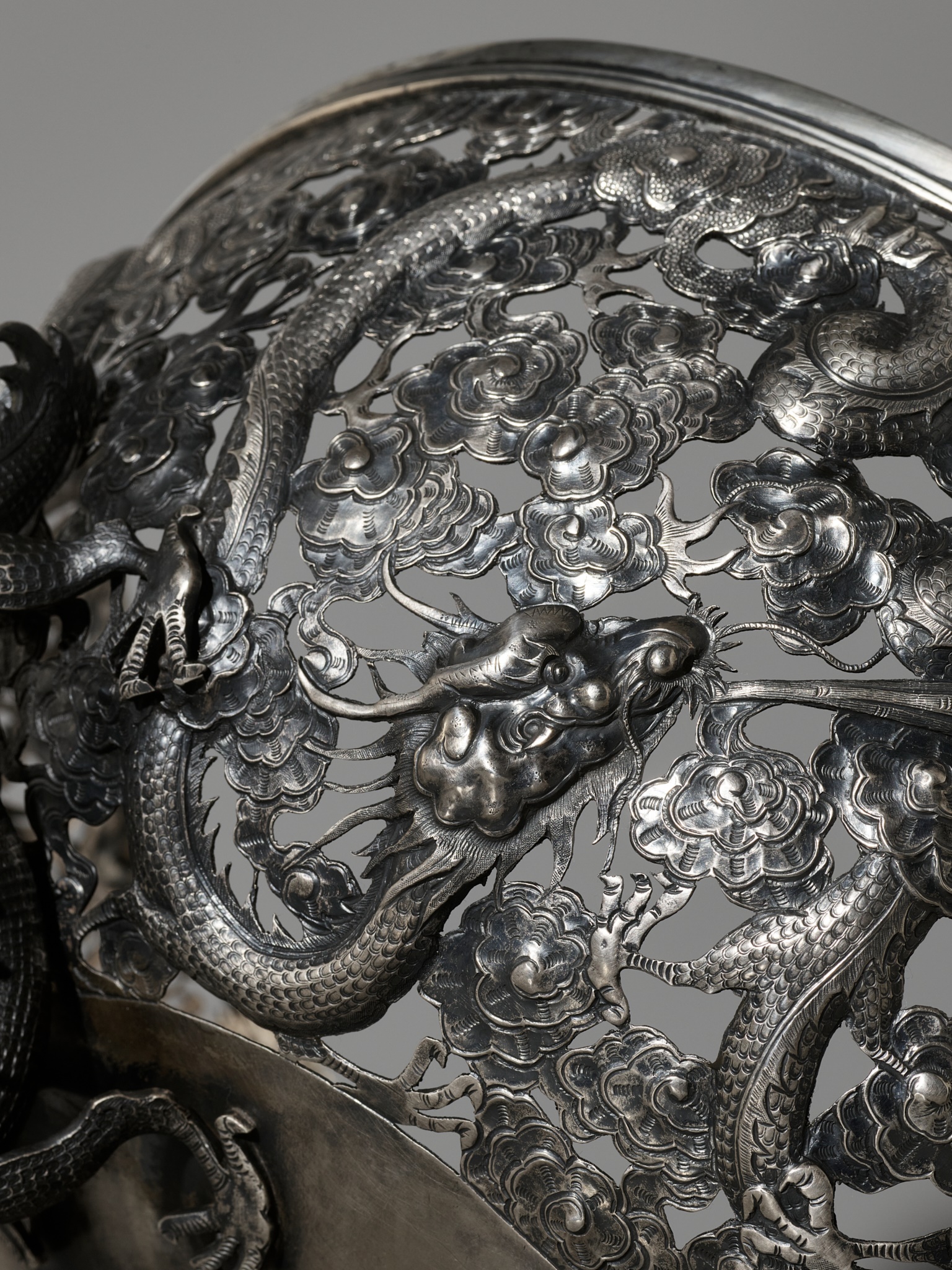 A LARGE SILVER 'DRAGON' RETICULATED PUNCH BOWL, MARKS OF SUI CHANG AND WANG HING - Image 12 of 17